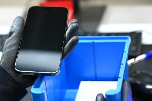 Ein gebrauchtes Smartphone wird generalüberholt und für den Wiederverkauf flottgemacht. (Symbolbild)