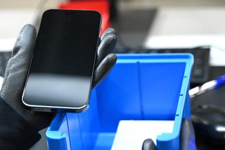 Ein gebrauchtes Smartphone wird generalüberholt und für den Wiederverkauf flottgemacht. (Symbolbild)