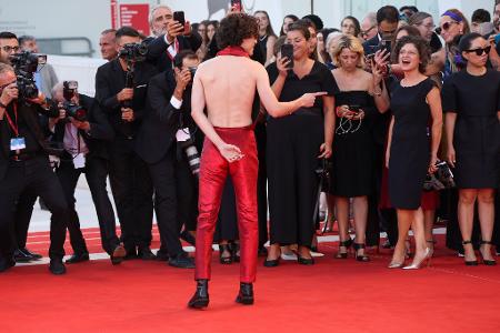Der Schauspieler zeigte sich 2022 bei den Filmfestspielen in Venedig mit einem rückenfreien Outfit (Archivbild).