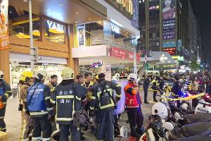 Mitten in Taipeh hat ein Mann mit Rauchgranaten und einem Messer Menschen angegriffen.