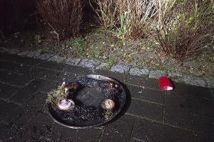 Der gelöschte Adventskranz vor dem Wohnhaus