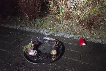 Der gelöschte Adventskranz vor dem Wohnhaus