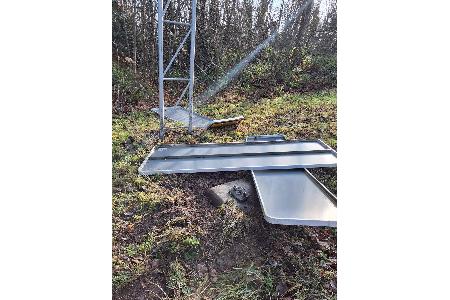 Wegweiser beschädigt