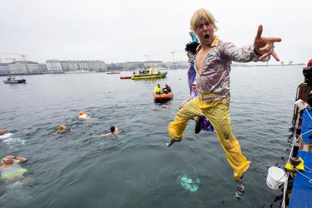 Ab ins kühle Nass  - Teilnehmer des 87. jährlichen Weihnachtsschwimmens "Coupe de Noel" springen in den Genfer See. Mehr als 4200 Männer und Frauen schwammen die 100 Meter beim traditionellen Weihnachtsschwimmen in Genf bei einer Wassertemperatur von 8,8 Grad Celsius.