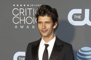 Ben Whishaw spricht über anhaltende Homophobie in Hollywood