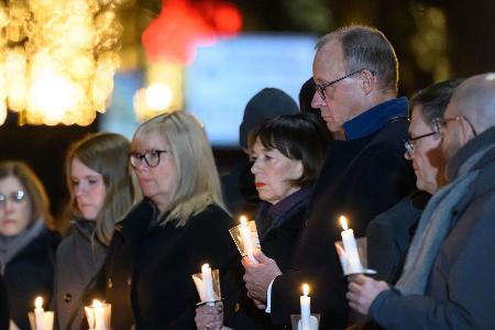Bundeskanzler Friedrich Merz, seine Ehefrau Charlotte Merz und Simone Borris , Oberbürgermeisterin von Magdeburg, nehmen ein Jahr nach dem Anschlag auf dem Magdeburger Weihnachtsmarkt an einer Lichterkette nach der Gedenkveranstaltung in der Johanniskirche teil. 