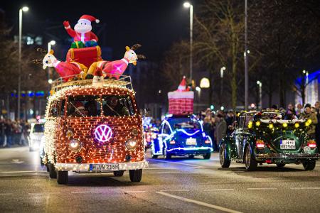Siebte Twinkle Light Cruise: weihnachtlich geschmückte Fahrzeuge rollen durch Hannover