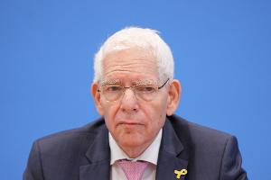 Zentralratspräsident Josef Schuster beobachtet eine Gewöhnung an Antisemitismus in Deutschland. (Archivbild)
