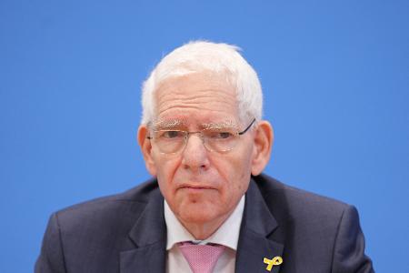 Zentralratspräsident Josef Schuster beobachtet eine Gewöhnung an Antisemitismus in Deutschland. (Archivbild)