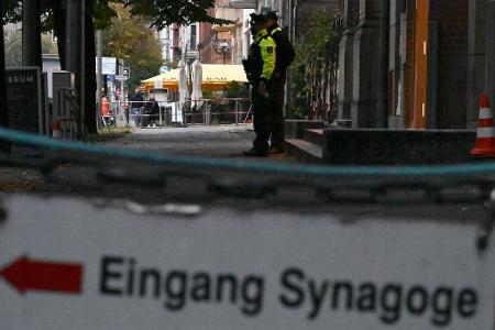 Synagogen in Deutschland sind wegen drohender Gewalt oft schwer geschützt und bewacht. (Archivbild)
