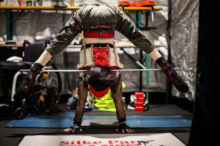 Die Aluminiumstange stabilisiert die Füße und gibt der gelähmten Artistin Orientierung.