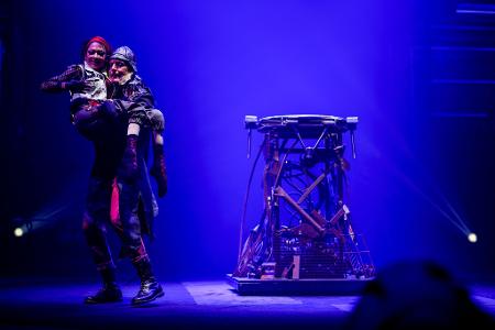 Ehemann Didier Dvorak, der ebenfalls gelernter Akrobat ist, unterstützt Pan bei ihrem Auftritt.