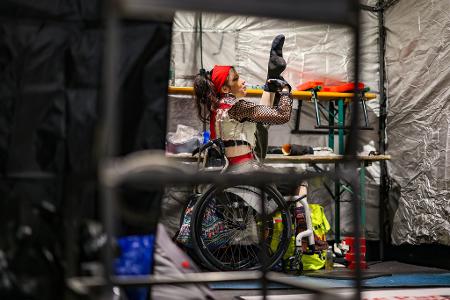 Nach dem Unfall glaubt sie vorerst, mit dem Zirkus abgeschlossen zu haben.