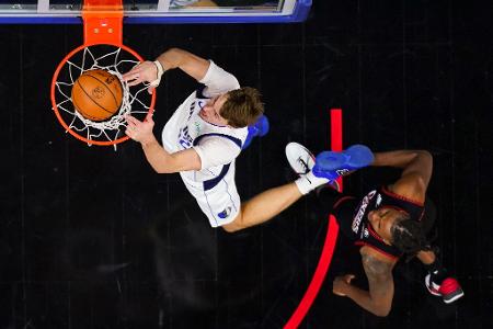 NBA: Flagg (l) und Walker im Einsatz bei 76ers gegen Mavericks in Philadelphia