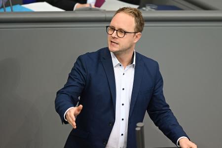 Der innenpolitische Sprecher der Grünen-Fraktion, Marcel Emmerich, hält nichts von den Binnengrenzkontrollen. (Archivfoto)