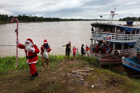 Brasilien: Weihnachtsmann überrascht Kinder in Flussgemeinde Careiro da Varzea