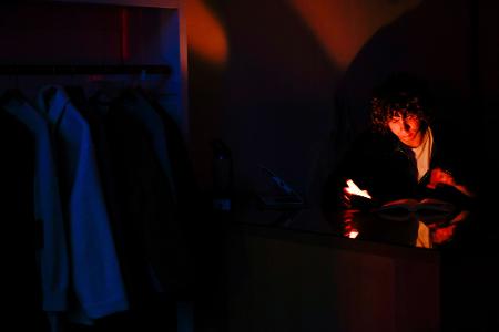 Ein Mann liest während des Stromausfalls in San Francisco bei Kerzenlicht.