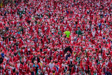 Starke Konkurrenz herrscht beim Weihnachtsmannrennen in Madrid.