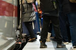 Über die Feiertage verreisen viele Menschen mit der Bahn. (Archivbild) 