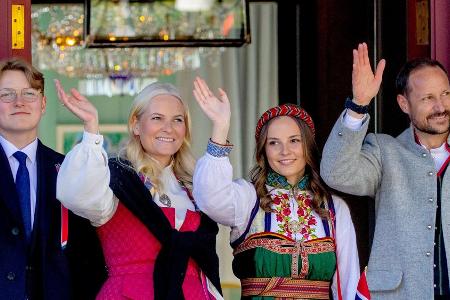 Weihnachtsidylle: Norwegens Royals schmücken gemeinsam den Baum