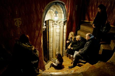 Christen sitzen auf den Stufen der Grotte unter der Basilika, dem angeblichen Geburtsort Jesu Christi, in der Geburtskirche in Bethlehem.
