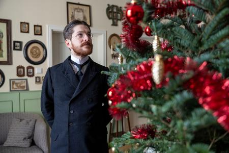 Mit Genugtuung mustert Valerio Bonanno seinen Weihnachtsbaum im Wohnzimmer seiner im Stil von 1900 eingerichteten Wohnung.