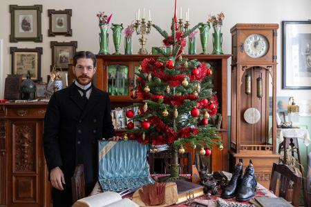 Valerio Bonanno hat ein Weihnachtszimmer um 1900 nachgestellt. Der Baum war damals meist wesentlich kleiner als heute und stand auf dem Tisch.
