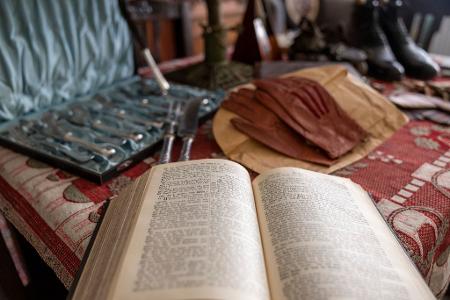 Auf dem Gabentisch liegen die Geschenke unverpackt unter dem Weihnachtsbaum.