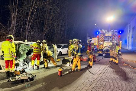 Die Person wurde medizinisch betreut, parallel begann die Feuerwehr mit der technischen Rettung
