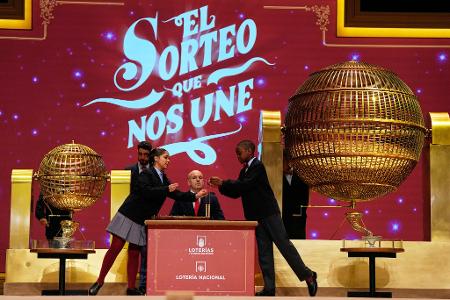 Kinder ziehen El-Gordo-Glückszahlen im Teatro Real in Madrid