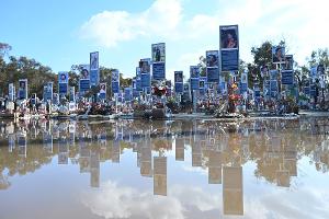 Gedenktafeln stehen auf dem Gelände der Nova Festival Memorial Gedenkstätte. (Archivbild)