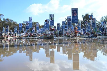 Gedenktafeln stehen auf dem Gelände der Nova Festival Memorial Gedenkstätte. (Archivbild)