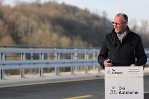 Bundeskanzler Friedrich Merz (CDU) spricht bei der Eröffnung der Rahmedetalbrücke. 