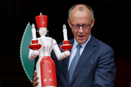 Kanzler Friedrich Merz (CDU) feiert mit Gattin, Kindern und Enkelkindern ganz traditionell Weihnachten. (Archivbild)