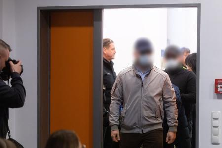 Die Angeklagten kommen zu Beginn des Revisionsverfahren im Fretterode-Prozess in den Gerichtssaal am Landgericht.