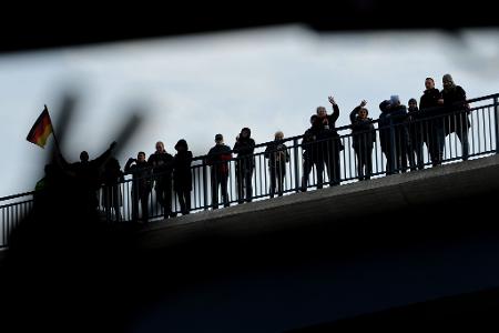 Viele Menschen entlang der Strecke jubelten den ersten Fahrzeugen auf der neuen Brücke zu.