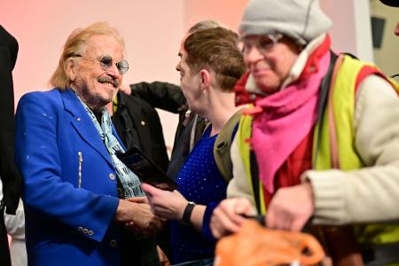 Viele Menschen nehmen das Weihnachtsessen dankbar an. 