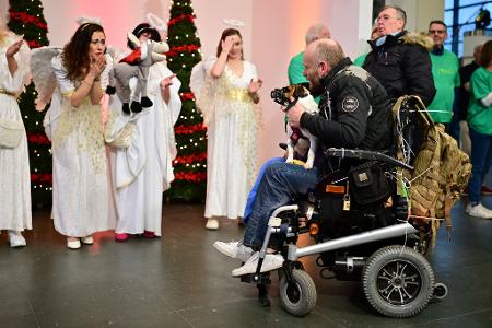 Geschenke gibt es bei der Feier auch - bei Bedarf auch Futter für Tiere.