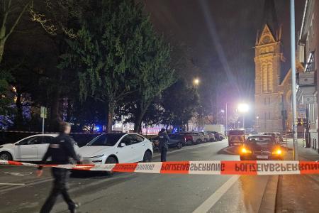 In Gießen fuhr ein Auto in eine Bushaltestelle und verletzte mehrere Menschen. 