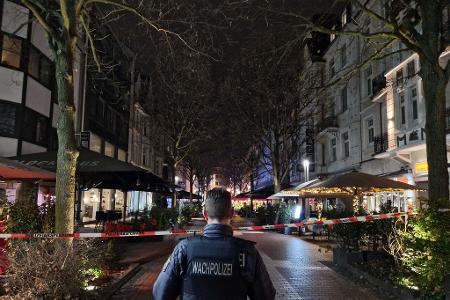 Ein Auto soll in der Gießener Innenstadt in eine Bushaltestelle gefahren sein, vier Menschen werden laut Polizei verletzt.