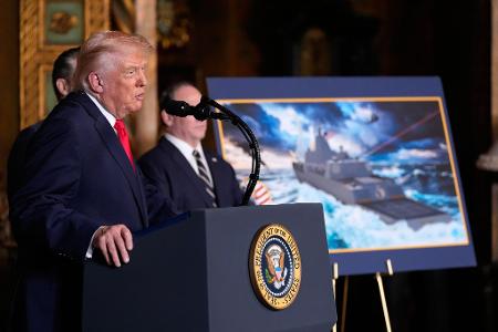 Trump kündigt den Bau von neuen Schlachtschiffen an. 