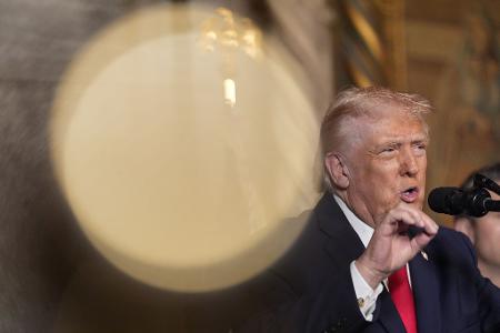 Trump ändert seinen Ton gegenüber Clinton. 