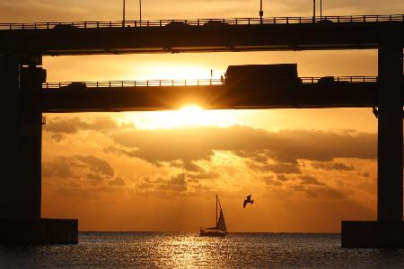 Südkorea: Früher Sonnenaufgang über Gwangan-Brücke in Busan