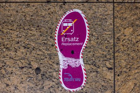 Ersatzbusse sollen teilweise im Zehn-Minuten-Takt fahren - trotzdem werden Reisende deutlich länger unterwegs sein als mit dem Zug. (Archivbild)