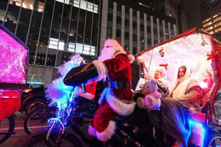 Santa on Tour: Weihnachtsmann radelt Fahrgäste durch New Yorks Sixth Avenue