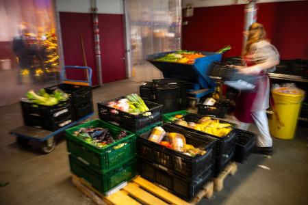 Lebensmittel gesucht, Helfer gesucht: Die Lage bei den Tafeln in Deutschland bleibt angespannt. (Archivbild)