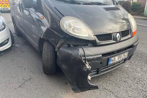 Ein 41 Jahre alter Fahrer beabsichtigte am Montag (22.12.2025) im Wasserlosen Tal auszuparken und scherte auf die Fahrbahn. Dabei kam es zu einer Kollision mit einem Renault.