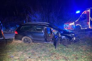 Auto prallt gegen Zaun