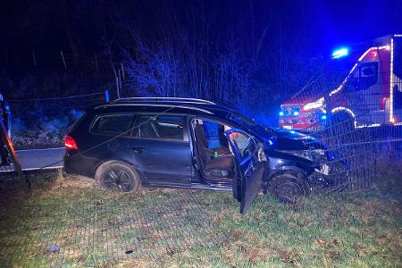 Auto prallt gegen Zaun