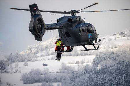 Der Oberbayer wurde nach dem tödlichen Sturz auf der roten Piste von Einsatzkräften geborgen. (Symbolbild)